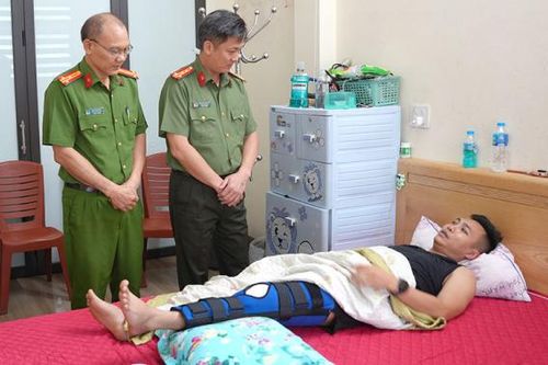 Lãnh đạo Công an tỉnh Lào Cai thăm hỏi cán bộ chiến sĩ bị thương khi làm nhiệm vụ