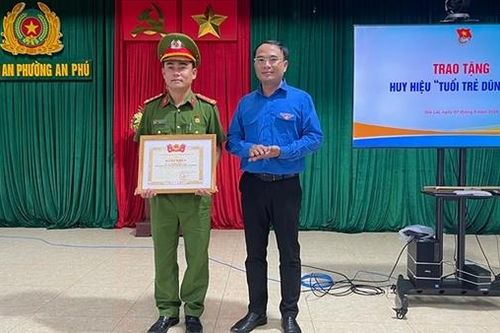Tặng Bằng khen, Huy hiệu Tuổi trẻ dũng cảm cho Đại úy cứu sống 2 trẻ đuối nước