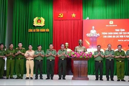 Trao tặng Công an các đơn vị, địa phương ở Khánh Hòa 100 tượng chân dung Chủ tịch Hồ Chí Minh