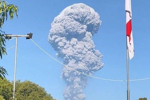 Núi lửa Indonesia phun trào tạo cột tro 10km, ít nhất ba người thiệt mạng