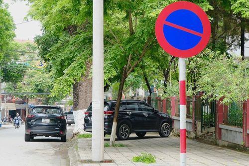 Tình trạng ô tô đỗ sai quy định trên nhiều tuyến phố trung tâm