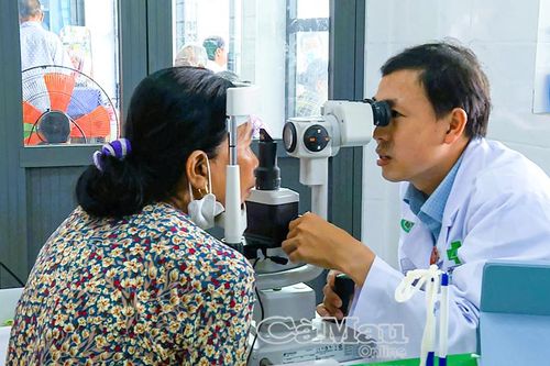 Khám mắt miễn phí cho 600 người dân nông thôn