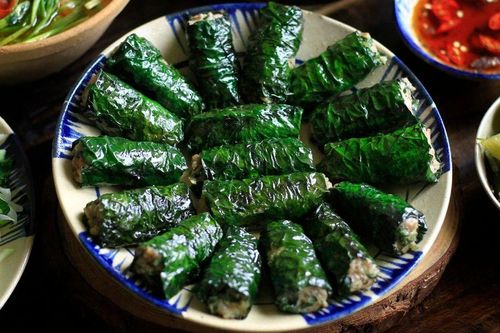 Loại lá quen thuộc nơi góc vườn từng không ai để ý, nay thành nguyên liệu 'đắt khách' hỗ trợ giảm đau nhức xương khớp, có giá 30.000 -- 50.000 đồng/kg