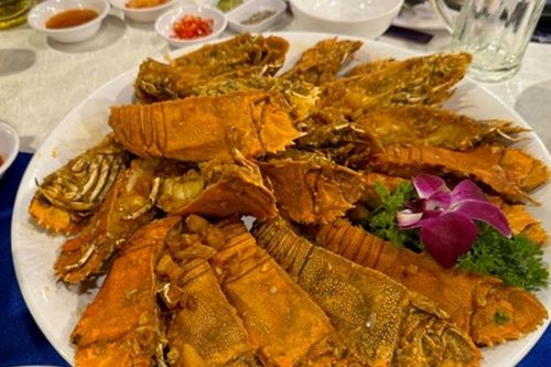 Loài tôm nhìn như 'sinh vật lạ' dưới biển với hình dáng khiến ai cũng tò mò, chỉ xuất hiện ban đêm nhưng được săn mua với giá tới 1,5 triệu đồng/kg
