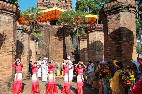 Lễ hội Tháp Bà Ponagar Nha Trang long trọng và đặc sắc