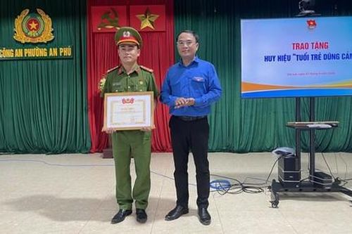 Trao Huy hiệu 'Tuổi trẻ dũng cảm' cho đại úy công an cứu hai em nhỏ thoát đuối nước