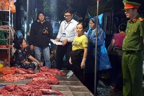 'Đột kích' khu 'chợ' bán thịt bò không bảo đảm vệ sinh thực phẩm ở Hà Nội