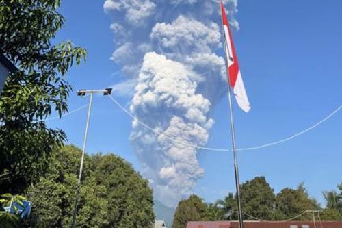 Indonesia khẩn trương tìm kiếm 20 người leo núi sau khi núi lửa Dukono bất ngờ phun trào