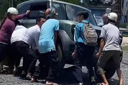 Nhiều người hợp sức nâng ôtô 4 chỗ cứu nữ sinh mắc kẹt dưới gầm sau tai nạn