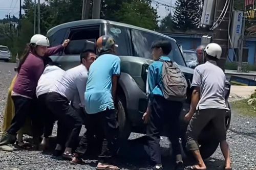 Nhiều người khiêng ô tô cứu nữ sinh mắc kẹt dưới gầm xe ở Lâm Đồng