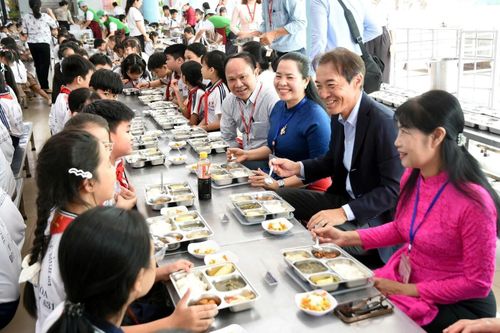 Tổng Giám đốc Ajinomoto Việt Nam trải nghiệm bữa ăn học đường cùng học sinh