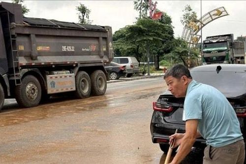 Cần xử lý dứt điểm tình trạng xe chở đất gây ô nhiễm môi trường ở Đông Anh