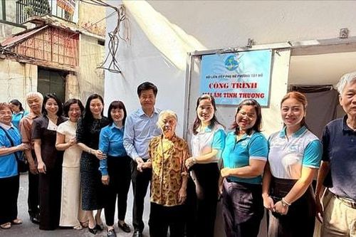 Phường Tây Hồ trao 'Mái ấm tình thương' tri ân nữ thương binh