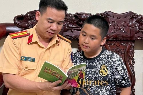 Những cái nắm tay của đồng đội: CSGT Hà Nội 'chắp cánh ước mơ' cho con em cán bộ, chiến sĩ có hoàn cảnh khó khăn