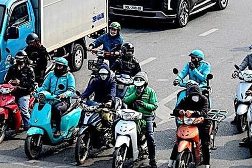 Hà Nội: Số lượng xe xăng 'áp đảo', chuyển đổi xe điện còn nhiều rào cản