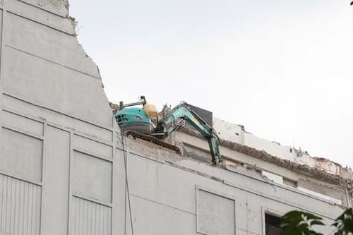 Máy xúc lên nóc phá dỡ khách sạn 9 tầng trên phố Lý Thái Tổ