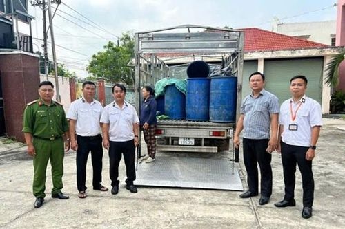 Người phụ nữ ở TPHCM lái xe tải chở gần 1 tấn thịt lợn hôi thối đi tiêu thụ