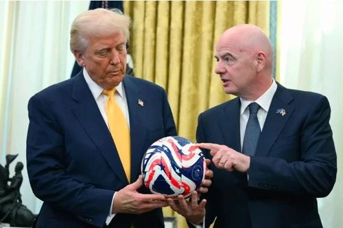 Tổng thống Trump 'lắc đầu' với giá vé World Cup 2026