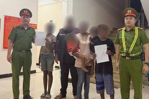 Công an phường Hai Bà Trưng hỗ trợ cháu nhỏ người nước ngoài đi lạc về với gia đình