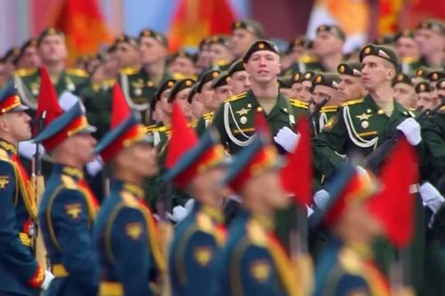 Hơn 1.000 quân nhân Nga tái hiện khí thế hào hùng tại St. Petersburg