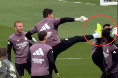 Courtois suýt đá vào đầu Mbappe