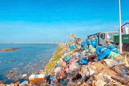 Dọn sạch Cổng Tò Vò, giữ hình ảnh đẹp cho du lịch đảo Lý Sơn