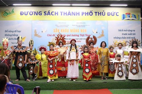 Sắc màu Việt phục truyền thống tỏa sáng tại Đường Sách TP Thủ Đức