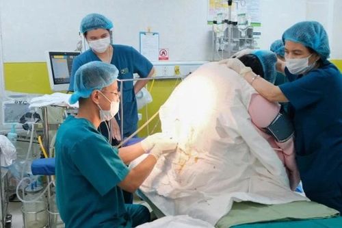 Phẫu thuật lấy thai thành công cho sản phụ nặng 140kg mắc tiền sản giật nặng