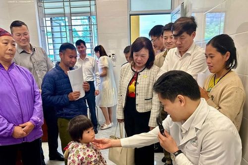 Đoàn công tác Bộ Y tế khám và chữa bệnh miễn phí cho người dân Tuyên Quang
