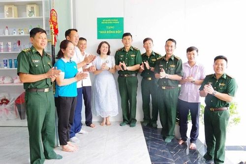 Bộ đội Biên phòng Sơn La bàn giao 'Nhà đồng đội' cho quân nhân có hoàn cảnh khó khăn