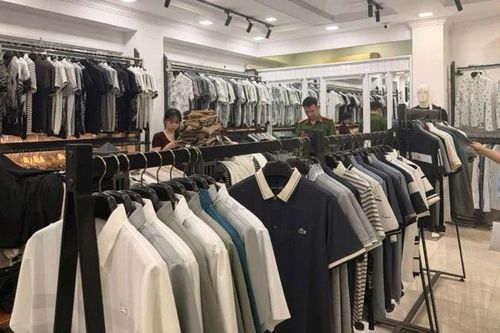 Thu giữ gần 500 sản phẩm thời trang giả mạo nhãn hiệu nổi tiếng tại Hà Nội