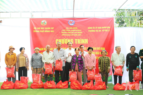 Bộ CHQS TP Đồng Nai phối hợp tặng quà, khám bệnh cho gia đình chính sách, hộ nghèo