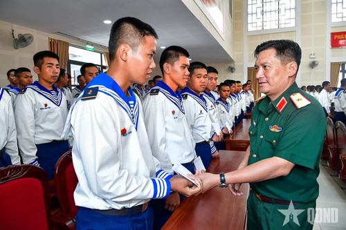 Hội đồng Nghĩa vụ quân sự TP Hồ Chí Minh thăm, động viên chiến sĩ mới tại Trung tâm Huấn luyện Vùng 2 Hải quân