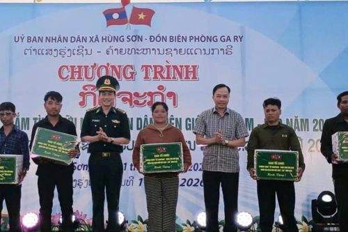 Khi mùa xuân nối liền hai bờ Việt - Lào