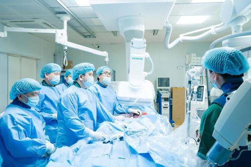 Bệnh viện Việt - Hàn Đà Nẵng thực hiện thành công ca đầu tiên thay van động mạch chủ qua da