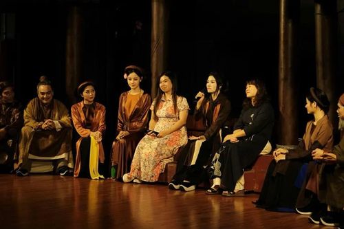 Học lịch sử qua sân khấu học đường