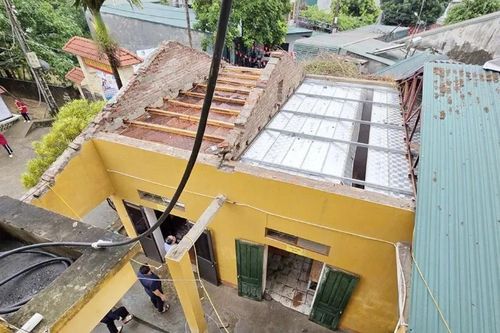 Mưa lớn ở miền Bắc làm 1 người bị thương, hơn 120 nhà tốc mái
