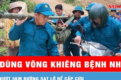 Dùng võng khiêng bệnh nhân vượt 5km đường sạt lở để cấp cứu