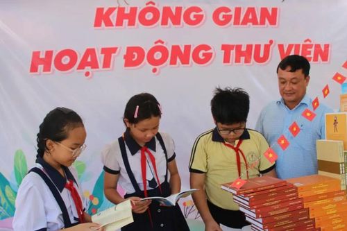 Hàng trăm học sinh, người dân dự Ngày Sách và Văn hóa đọc ở xã Cần Giờ