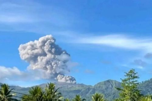 Indonesia tiếp tục tìm kiếm 3 người mất tích do núi lửa phun trào