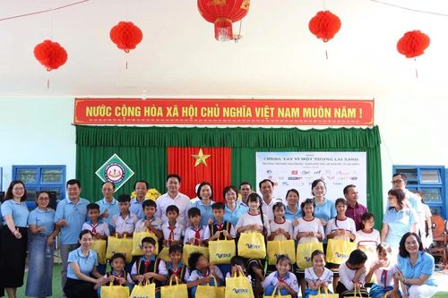 Trao hơn 200 suất quà cho học sinh đồng bào Cor ở Đà Nẵng