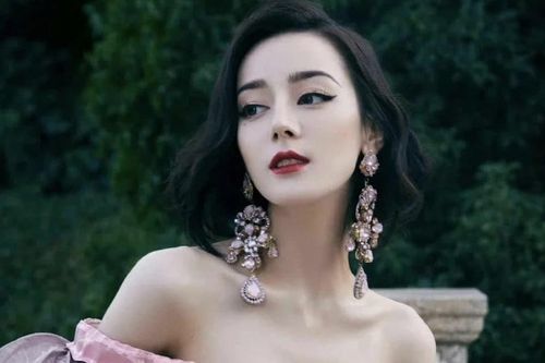 Địch Lệ Nhiệt Ba gây sốt quốc tế