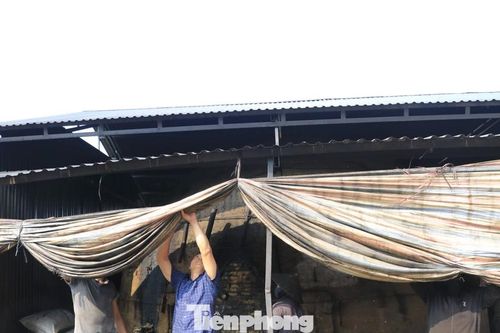 Tháo dỡ cơ sở đốt than trái phép, gây ô nhiễm tại Lào Cai
