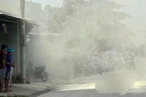 Người đàn ông đổ xăng tự thiêu giữa đường