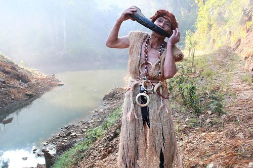 Già làng bật mí cách chế tác trang phục từ vỏ cây rừng ít người làm được