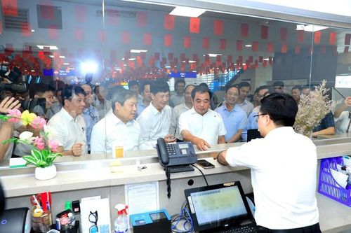 Bí thư và Chủ tịch Hà Nội trải nghiệm vé điện tử sinh trắc học trên metro