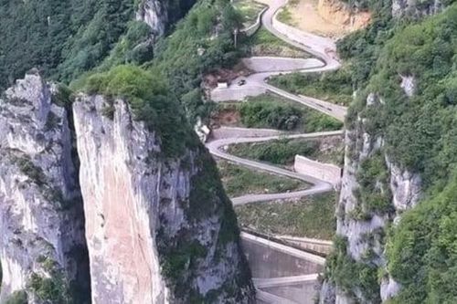 Con đường 'tử thần' với 18 khúc cua giữa vách núi khiến tài xế ám ảnh