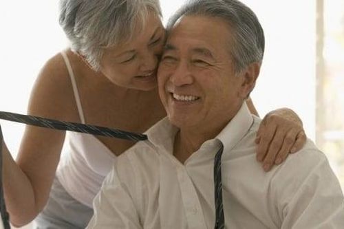 Già mà bỗng nhiên hăng hái 'chuyện ấy': Bình thường hay bất thường?