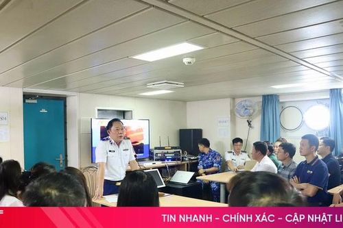 Buổi tuyên truyền đặc biệt trên tàu Cảnh sát biển 8004