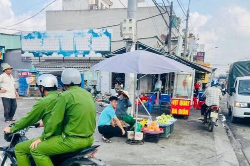 Công an xã hạ bậc thi đua đại úy vì đi xe máy không gương chiếu hậu khi làm nhiệm vụ